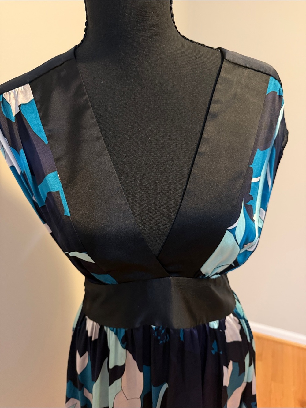 109% Silk Women’s Teal & Black V-Neck Patterned Dress - Picture 2 of 3